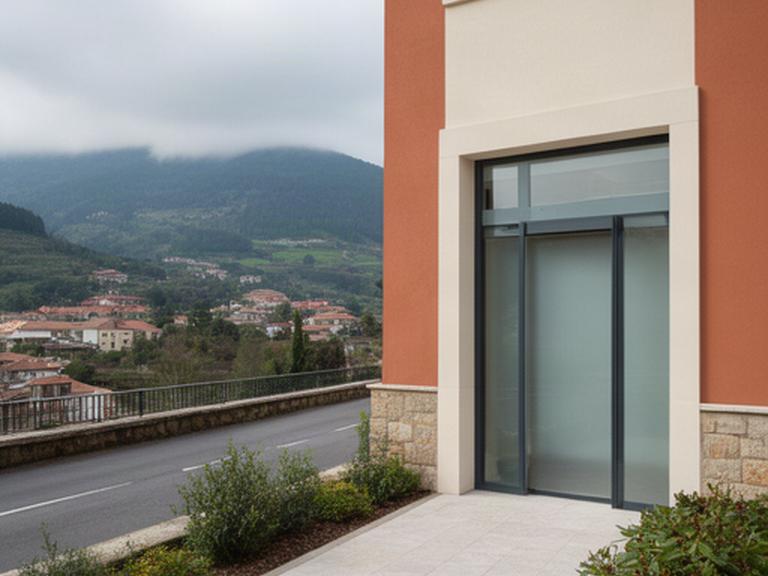 Entrada de un despacho de abogados en Torrelavega junto a una vía de acceso de Cantabria